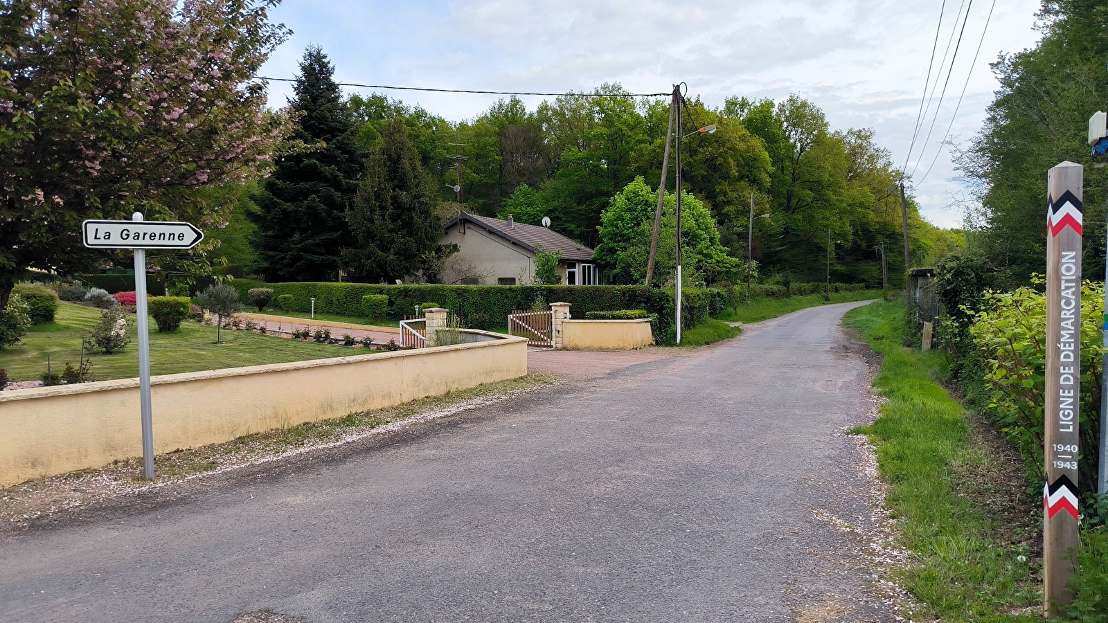 Ligne de démarcation - ancien poste de contrôle allemand - Poteau