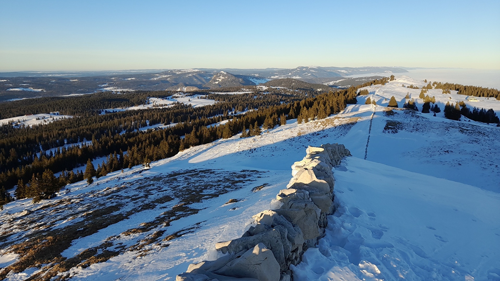 Les grands espaces du Jura Suisse en raquette