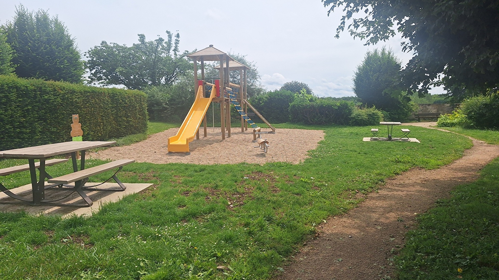 Aire de pique-nique et jeux Jardin Joly