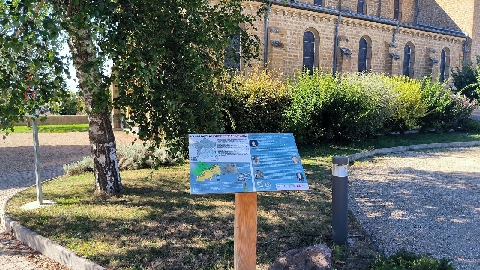 Ligne de démarcation - ancien poste de contrôle allemand - Pupitre