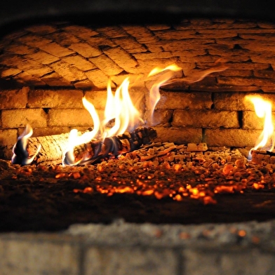Enfournement des pains et des brioches - Ecomusée maison Michaud