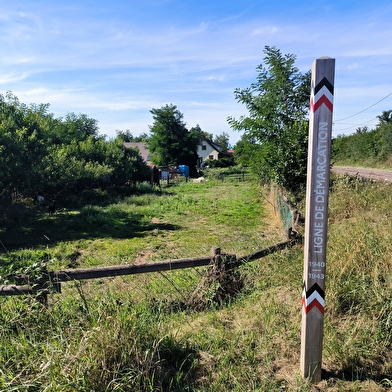 Ligne de démarcation - ancien poste de contrôle allemand - Poteau
