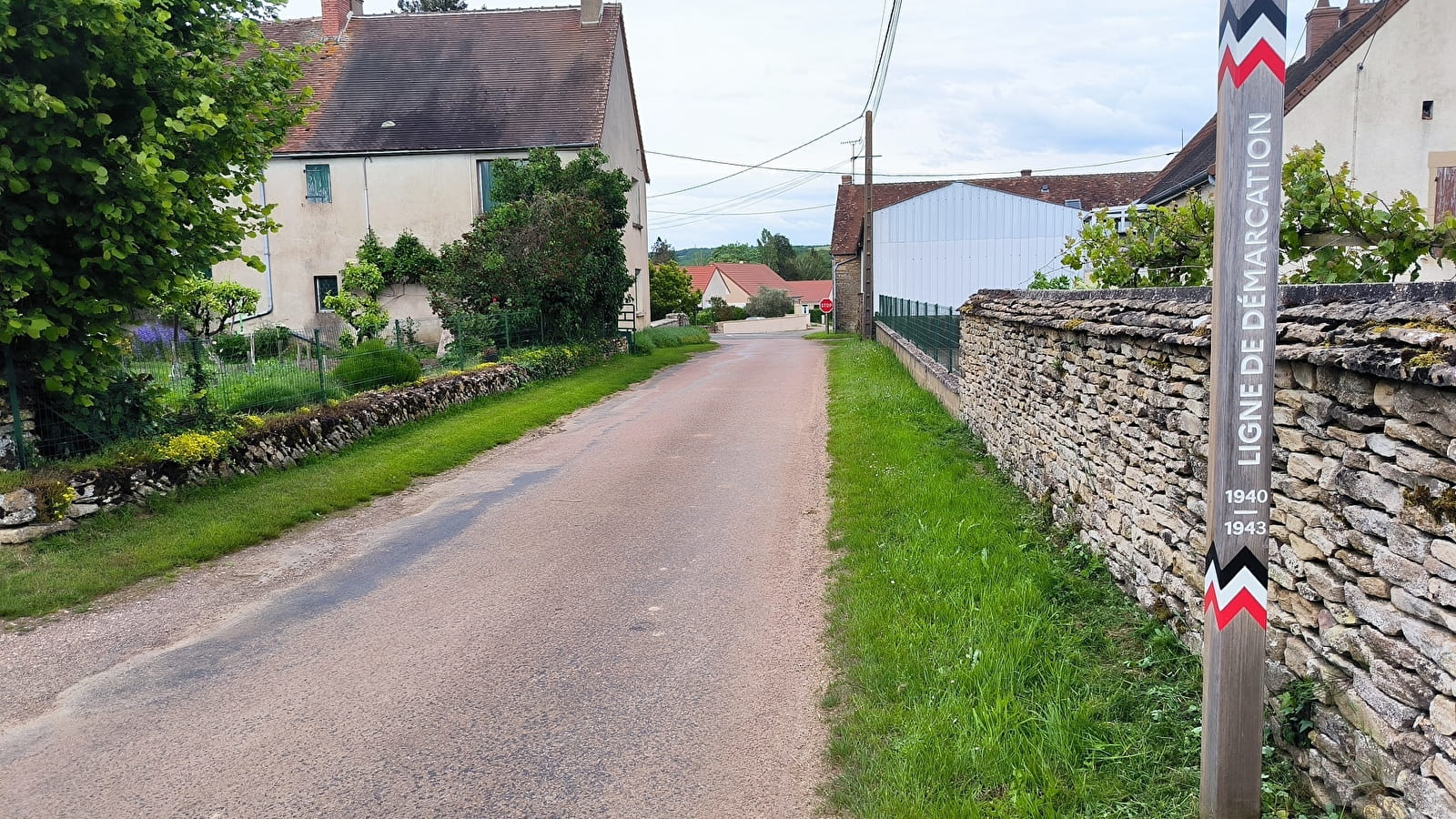 Ligne de démarcation - ancien poste de contrôle allemand - Poteau