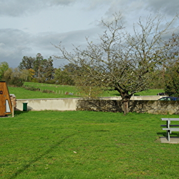 Aire de pique et wc dans le jardin des papillons - MALTAT