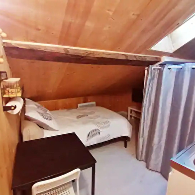 Petit studio avec cuisine et salle de bain