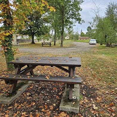 Aire de pique-nique en face du garage