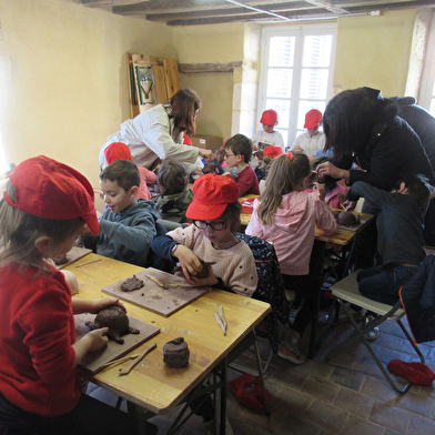 Découvrez l'univers de la poterie, exposition de céramique et atelier modelage