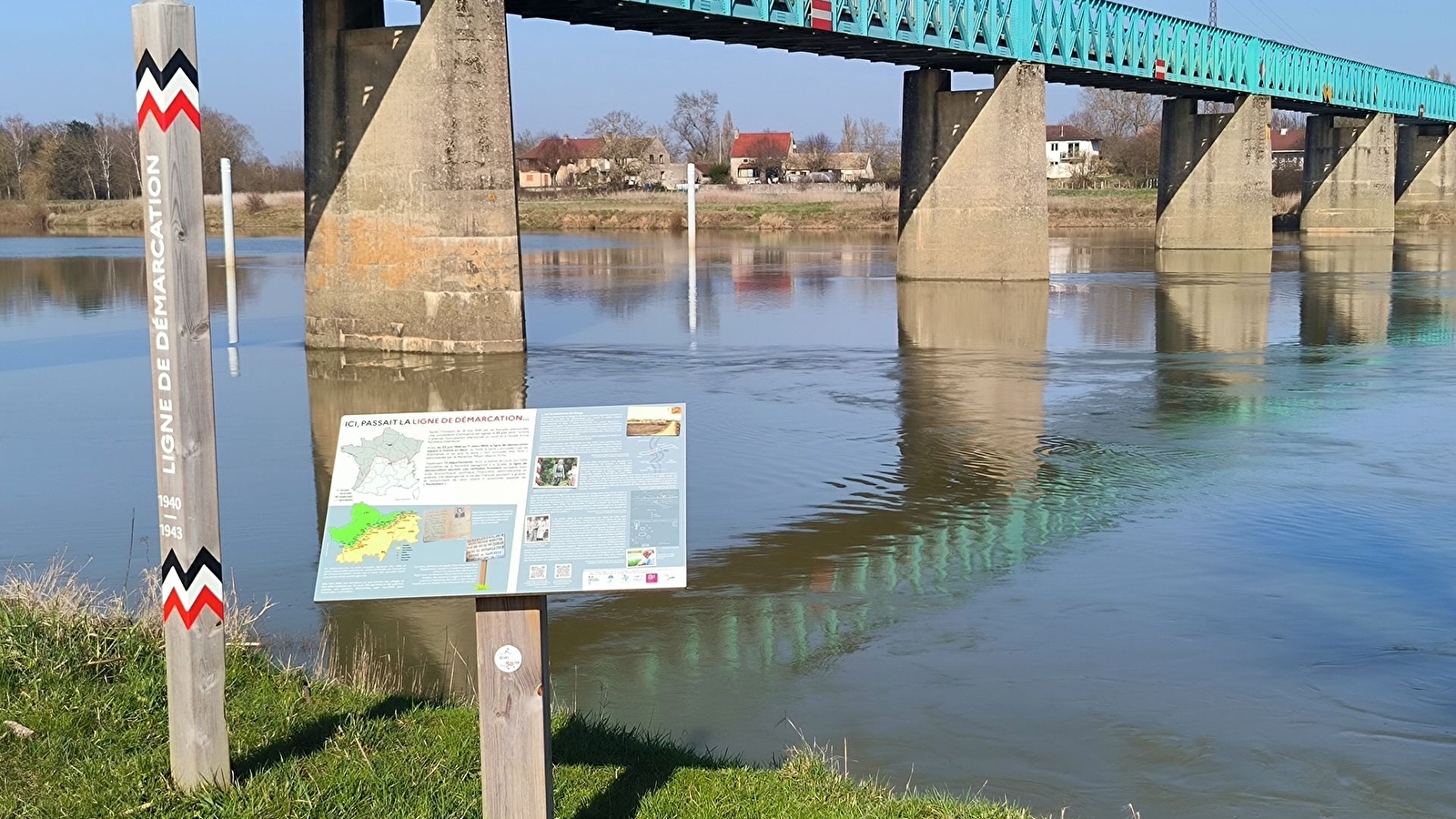 Ligne de démarcation - ancien poste de contrôle allemand - Poteau/Pupitre