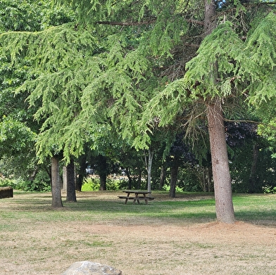 Table de pique-nique au Moulin des Roches