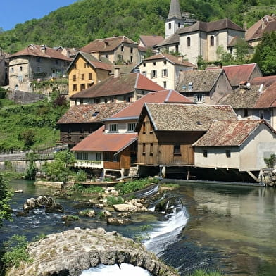 Aire de pique-nique du bord de Loue à Lods