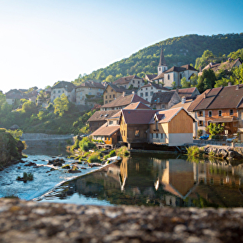 Aire de pique-nique du bord de Loue à Lods - LODS
