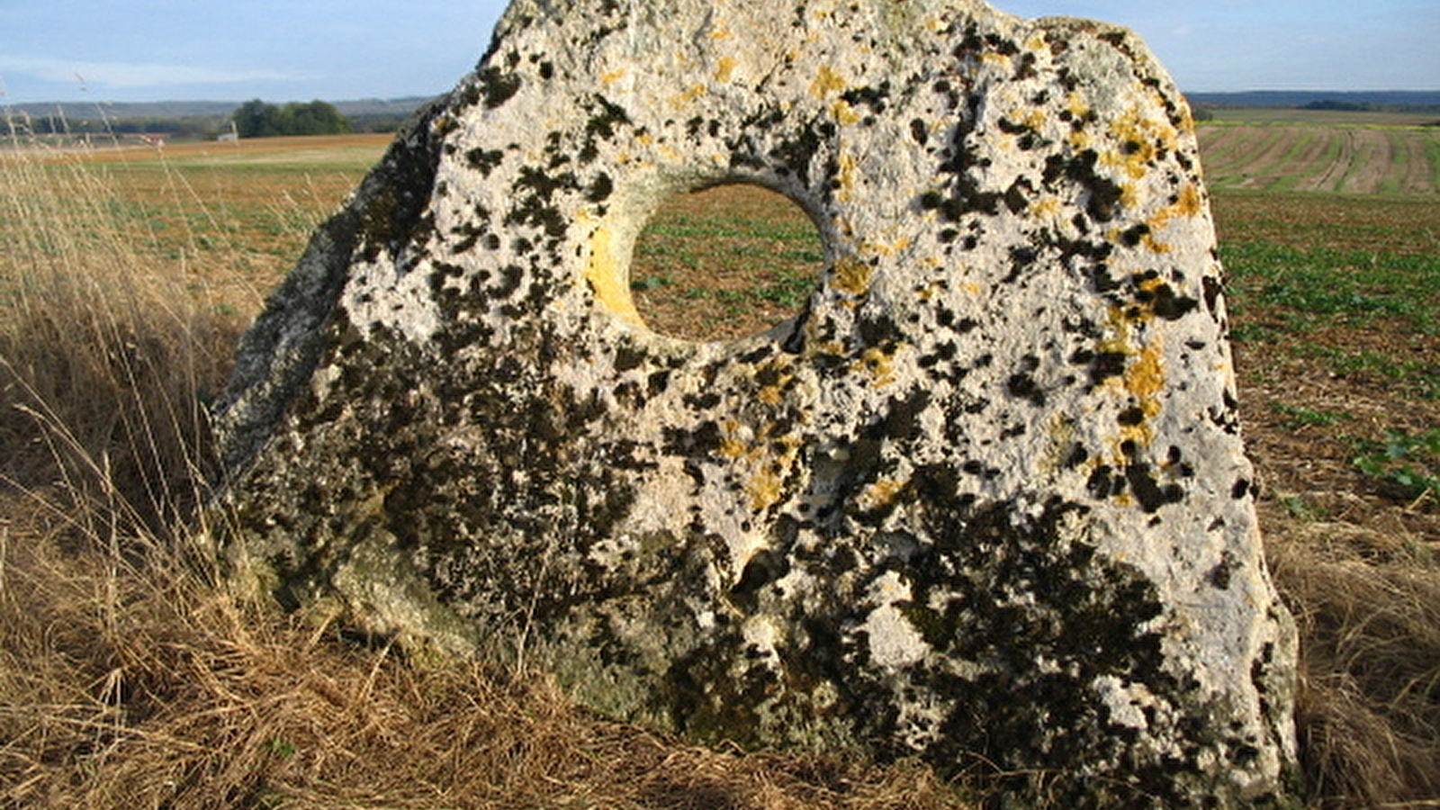 Pierre percee de traves