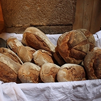 Enfournement des pains et des brioches - Ecomusée maison Michaud - CHAPELLE-DES-BOIS