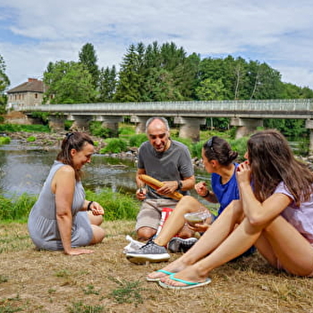 Aire de pique-nique 'En bord de rivière' - CHARBONNAT