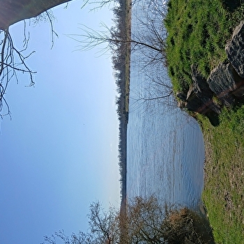 Zone de mise à l'eau de canoës et kayaks - CHARRIN