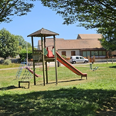 Aire de pique-nique et de jeux dans le bourg