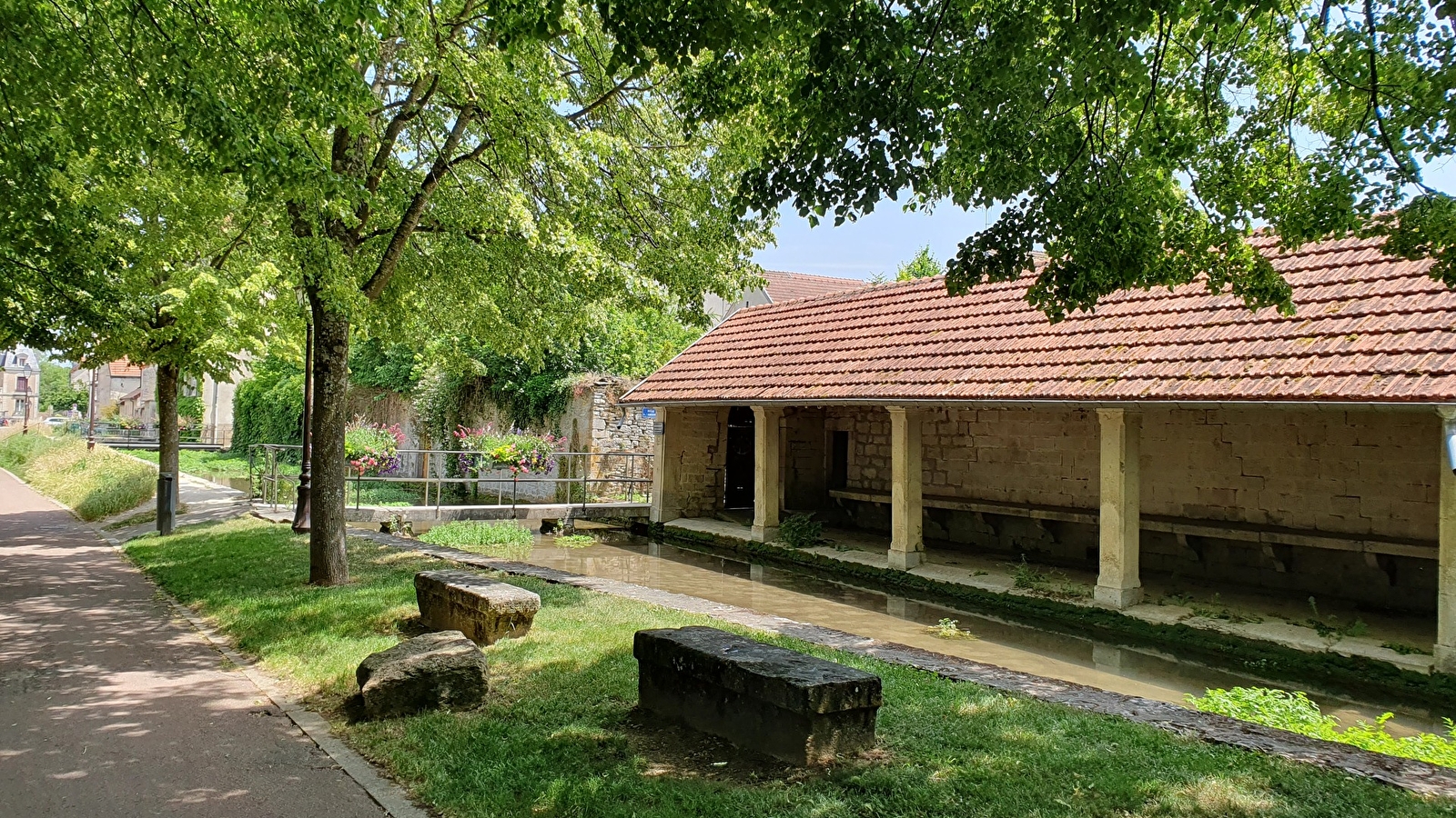 La rue Gambetta et le bief des Courtines