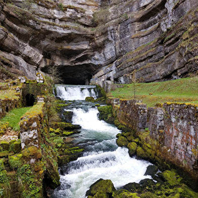 Source de la Loue et Aiguillons de Brasse