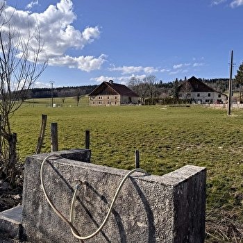Aire de camping-cars - La Ferme des Ravières - ORCHAMPS-VENNES