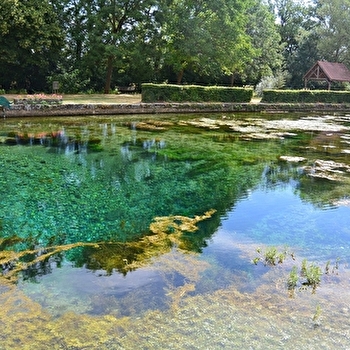 Site du Creux-Bleu et son lavoir - VILLECOMTE