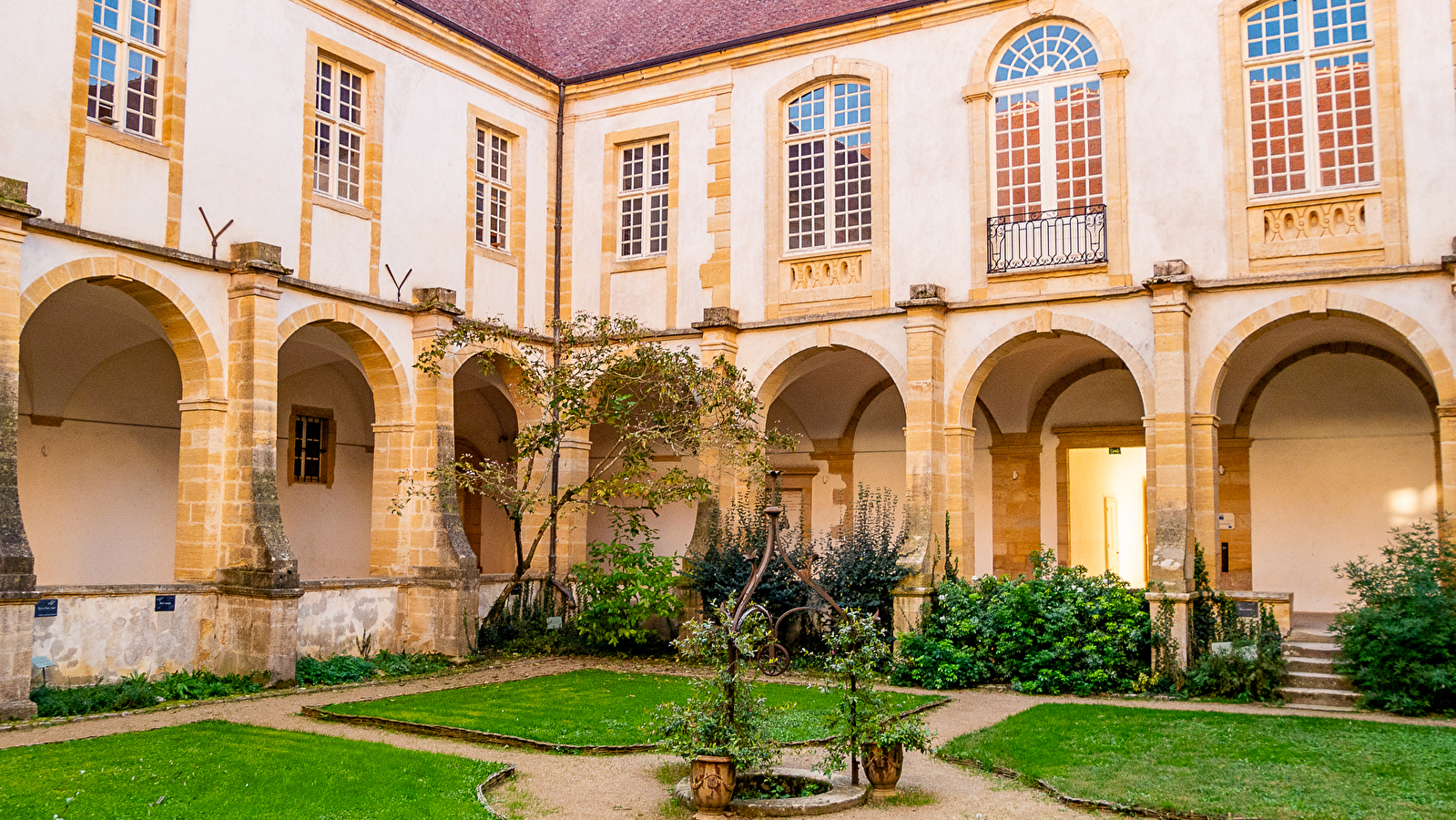 Cloître de la Basilique - Ancien prieuré Notre-Dame