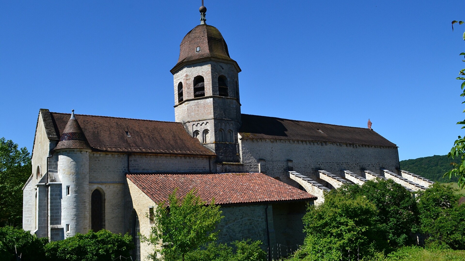 Belvédère du fays, Abbaye de Gigny