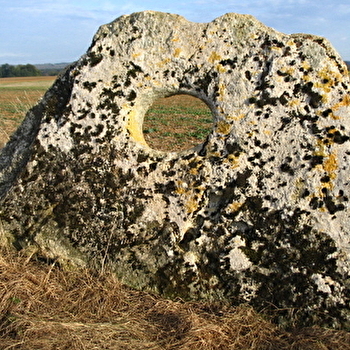 Pierre percee de traves - TRAVES