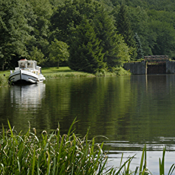 Les Canalous (location de bateaux habitables) - DIGOIN