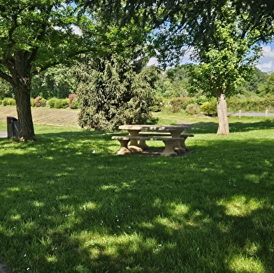 Aire pique-nique et de jeux (parking de la salle des fêtes)