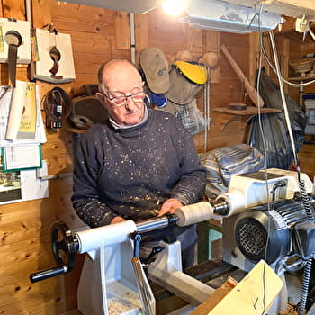 Tourneur sur bois - CHAUX-DES-CROTENAY