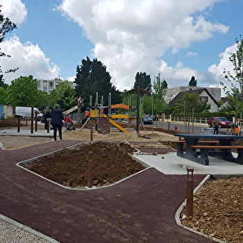 Aire de pique-nique du square des sables rouges - VILLENEUVE-SUR-YONNE