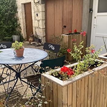 Le logis côté Cour - VARENNES-LES-NARCY