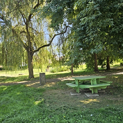 Aire de pique-nique et de jeux dans le bourg