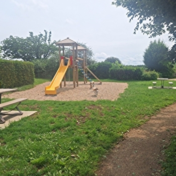 Aire de pique-nique et jeux Jardin Joly - PESMES