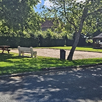  Aire de pique-nique vers le kiosque (à côté de la salle des fêtes) - VENDENESSE-SUR-ARROUX