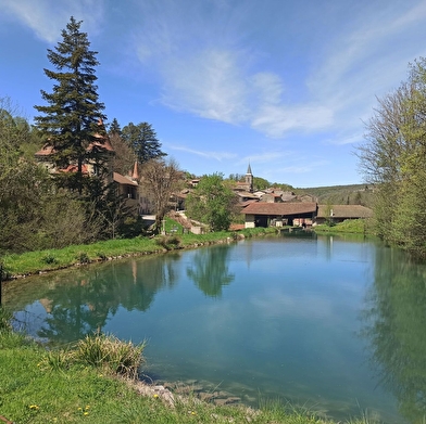 Boucle pédestre par le château de Varey