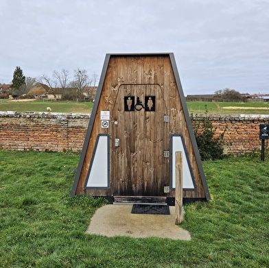 Aire de pique et wc dans le jardin des papillons