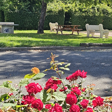 Aire de pique-nique vers le kiosque (à côté de la salle des fêtes)