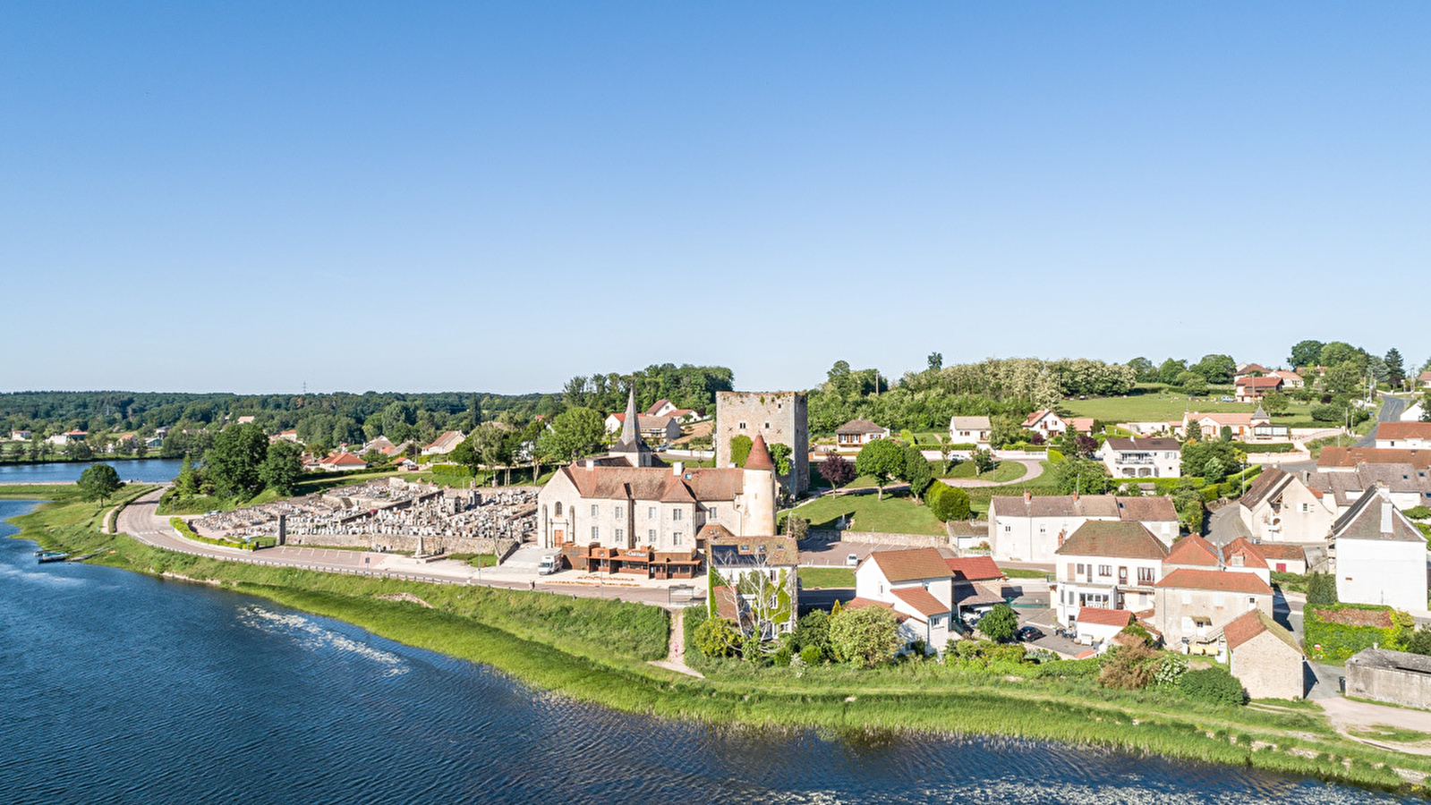 Entre étangs et vieilles pierres