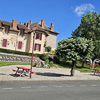 Tables de pique-nique et parking 'Voie Verte' - GILLY-SUR-LOIRE