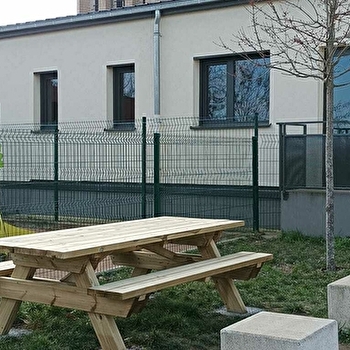 Table de pique-nique - LA CHAPELLE-DE-GUINCHAY