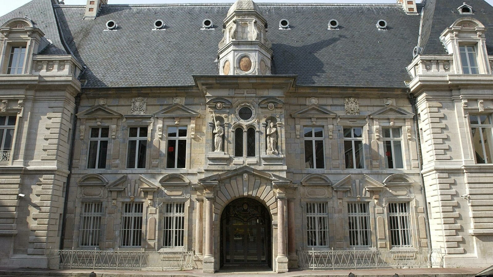 Masques et visages : Hugues Sambin et le foisonnement manieriste