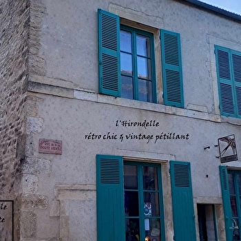 l'Hirondelle sur la Porte - Noyers-sur-Serein - NOYERS