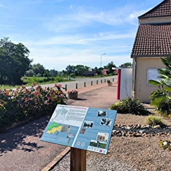 Ligne de démarcation - ancien poste de contrôle allemand - Pupitre - VARENNE-SAINT-GERMAIN