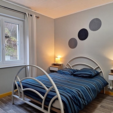 Au pied de la cascade