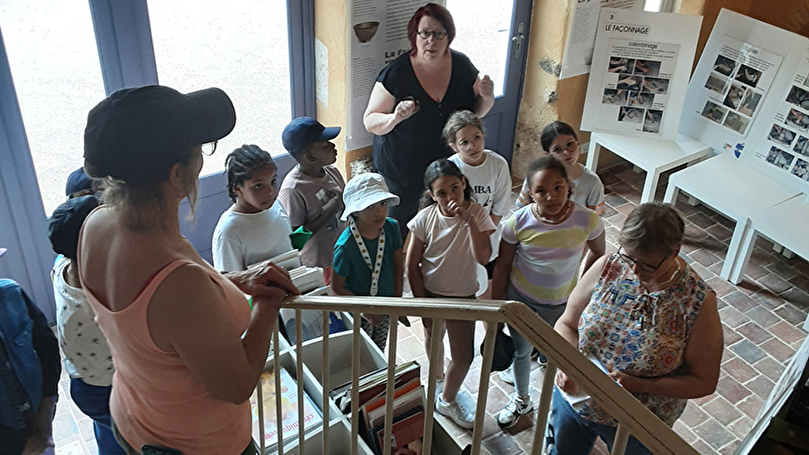 Découvrez l'univers de la poterie, exposition de céramique et atelier modelage