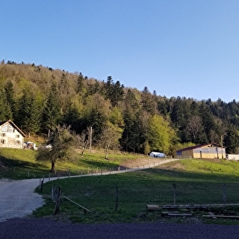 Aire de stationnement à la ferme - SERVANCE MIELLIN