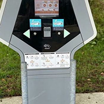 Parking de la Mairie avec borne électrique - LA CHAPELLE-DE-GUINCHAY