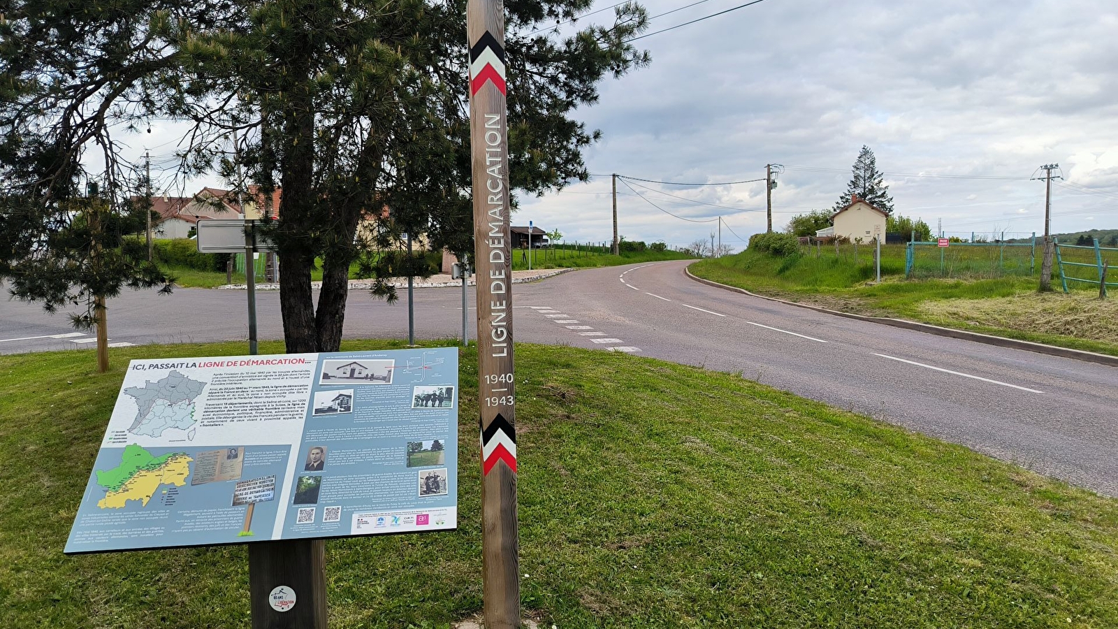 Ligne de démarcation - ancien poste de contrôle allemand - Pupitre/Poteau