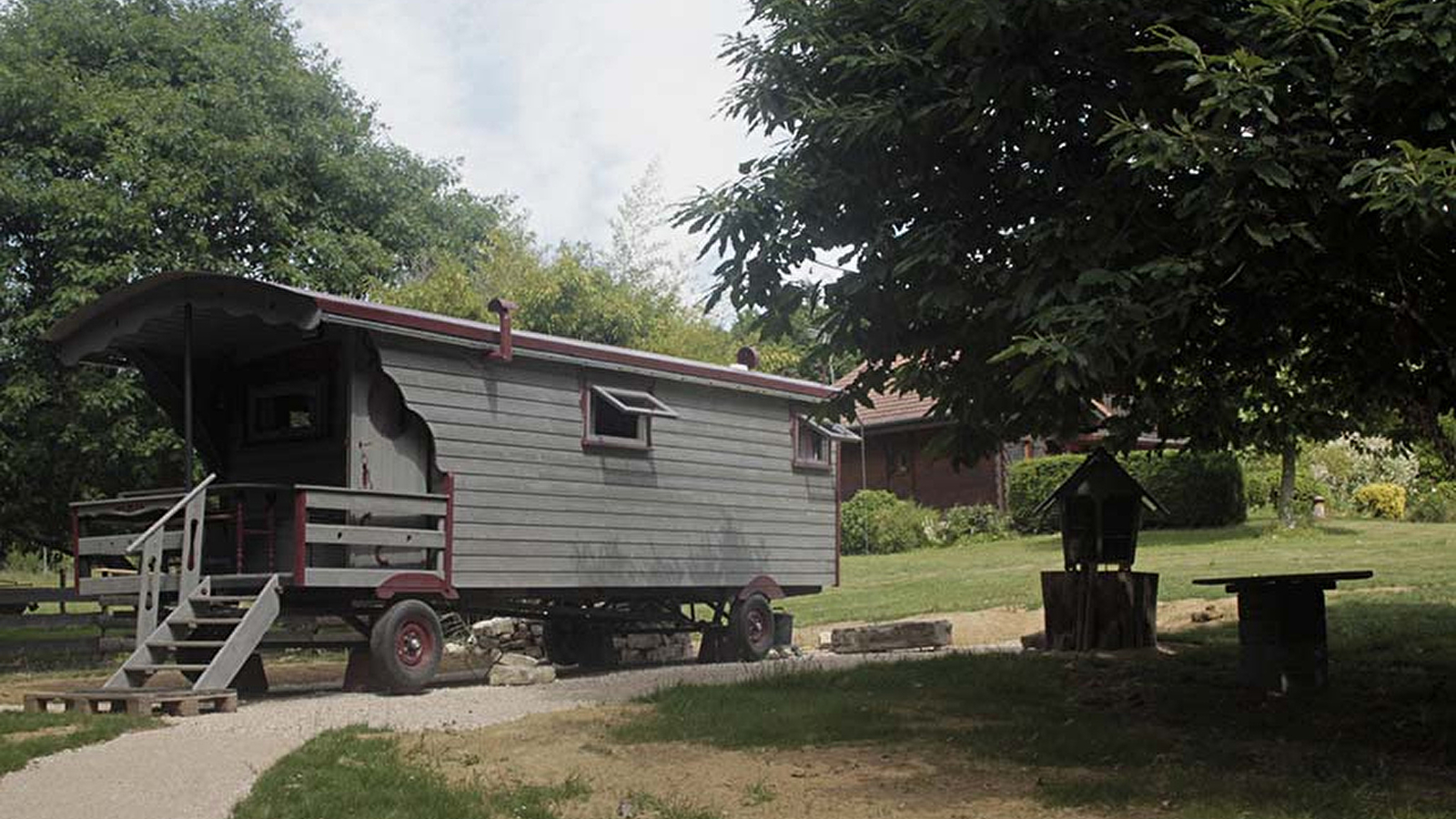Roulotte Esmé - Au Jardin de la Vouivre